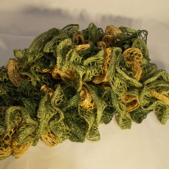 EUC, Ladies chrochet green & gold boa scarf approximately 60" - Picture 2 of 2